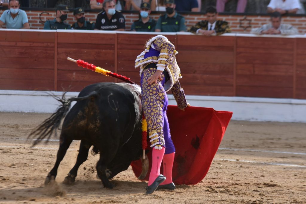 1 El Juli El Espinar derechazo 1024x683 - Triunfo total en El Espinar