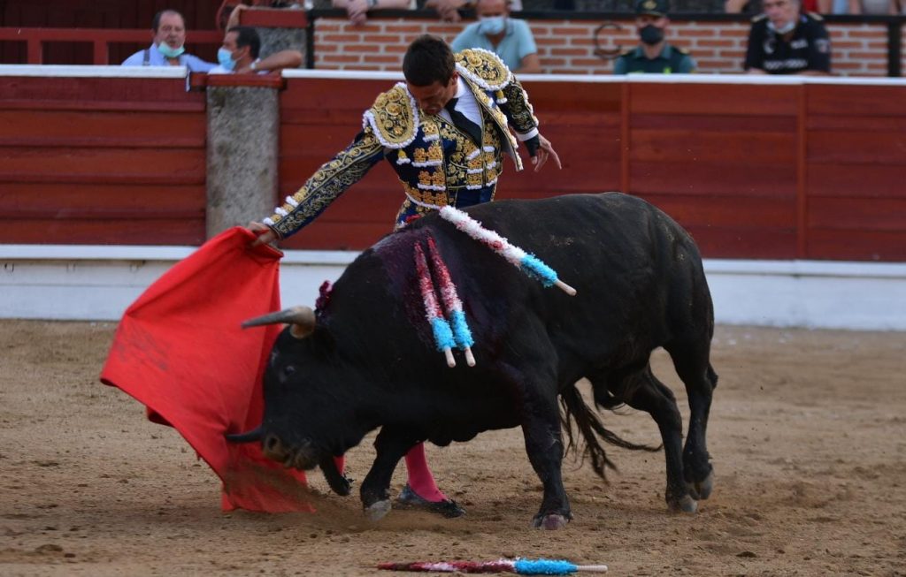 11 Manzanares El Espinar derechazo 1024x653 - Triunfo total en El Espinar