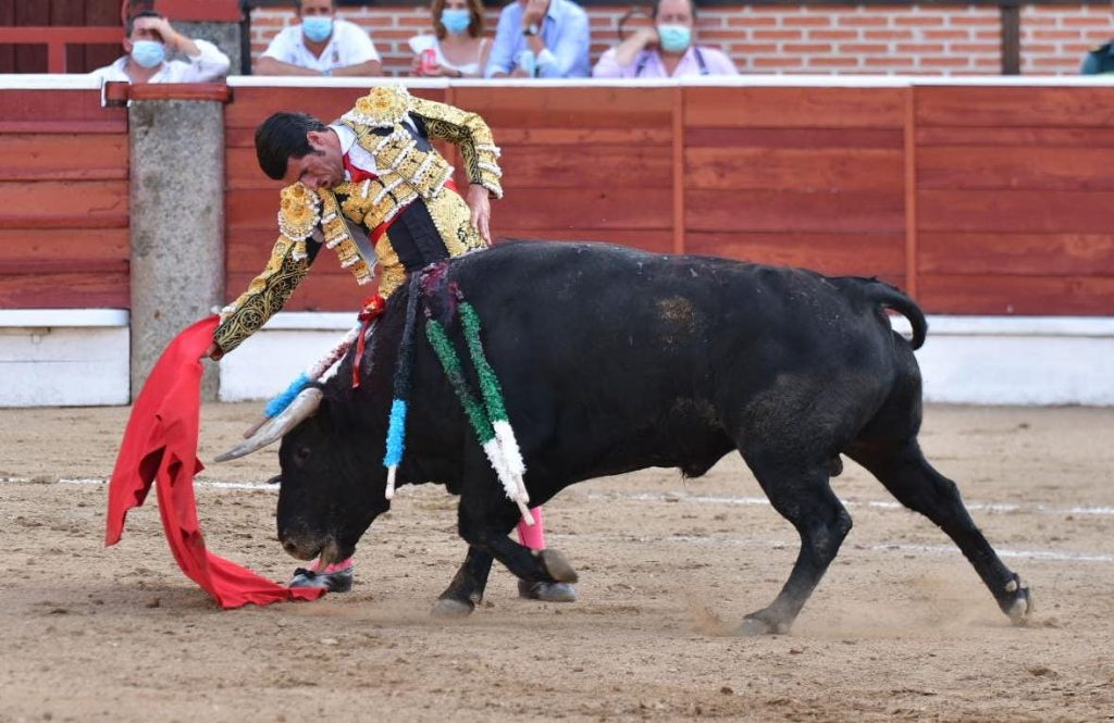 12 El Espinar Emilio de Justo derechazo 1024x665 - Roca Rey y Javier Cortés cierran la feria por todo lo alto