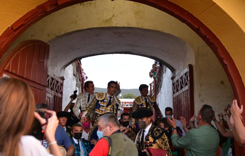 18 Juli Manzanares y Roman El Espinar puerta grande 1024x655 - Triunfo total en El Espinar