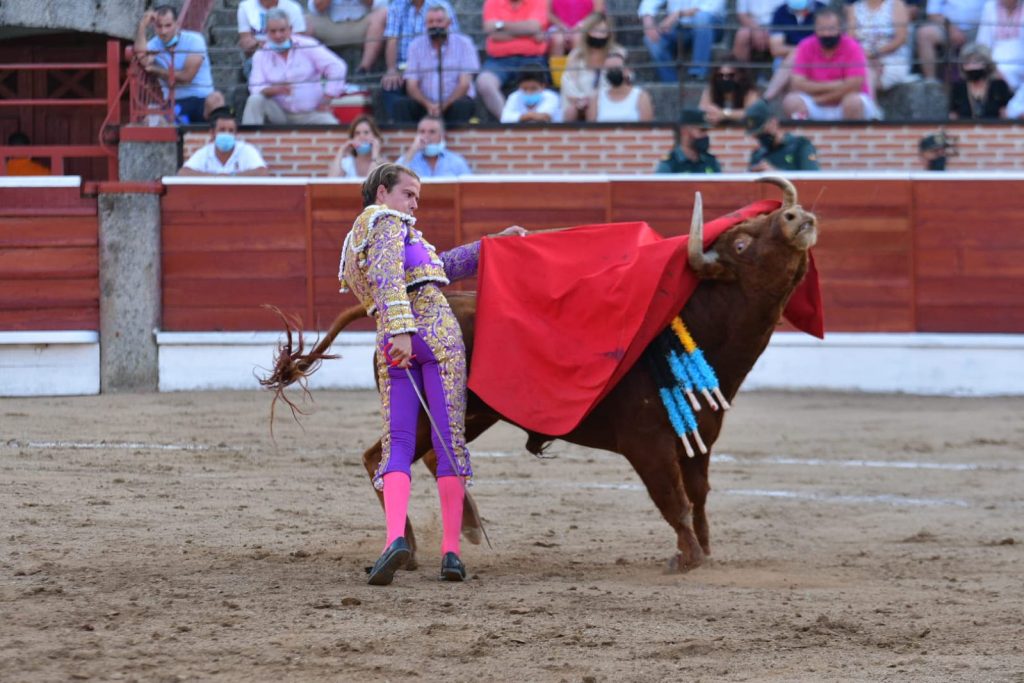 19 El Espinar Javier Cortes pase de pecho 1024x683 - Roca Rey y Javier Cortés cierran la feria por todo lo alto