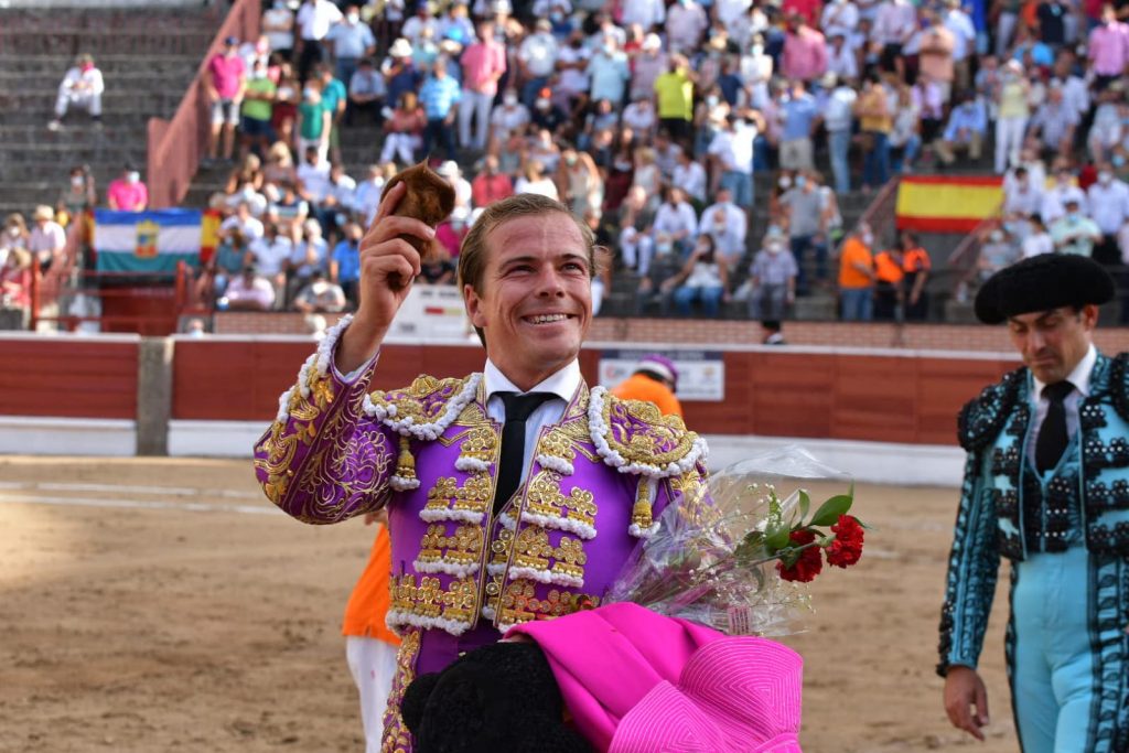 7 El Espinar Javier Cortes oreja 1024x683 - Roca Rey y Javier Cortés cierran la feria por todo lo alto