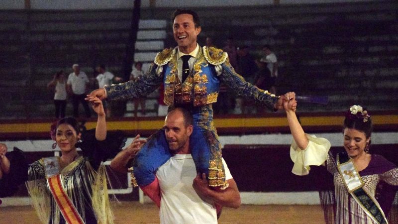 Rafaelillo triunfa en el importante debut de Victorino en Yepes