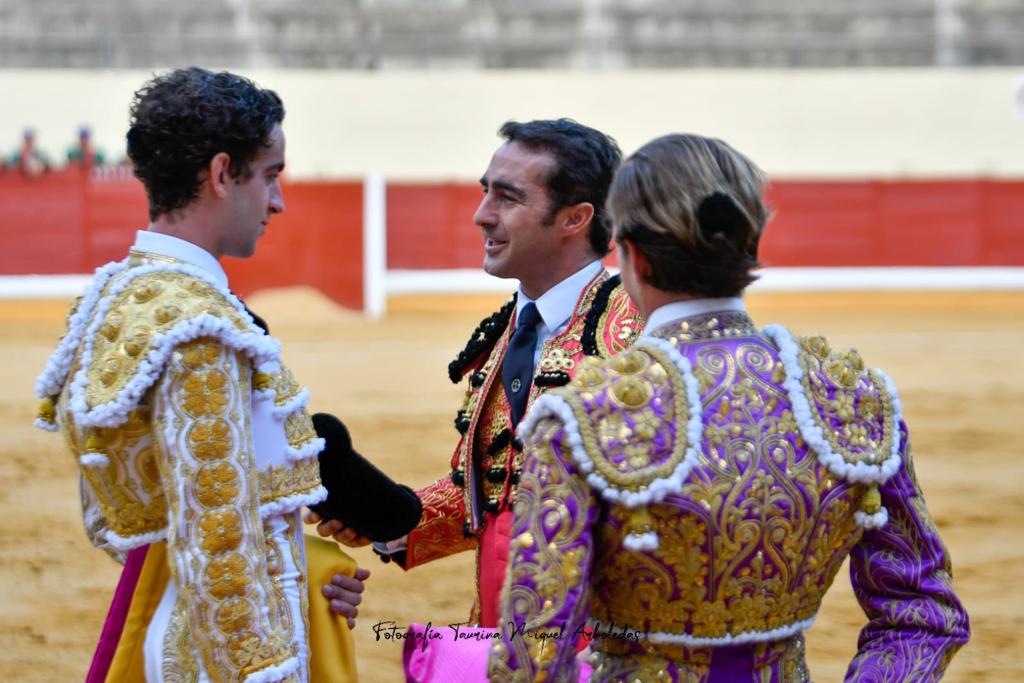 1Alcala Henares 1 - Triunfal alternativa de Víctor Hernández, en hombros con la elegancia de Javier Cortés y la entrega de El Fandi en Alcalá