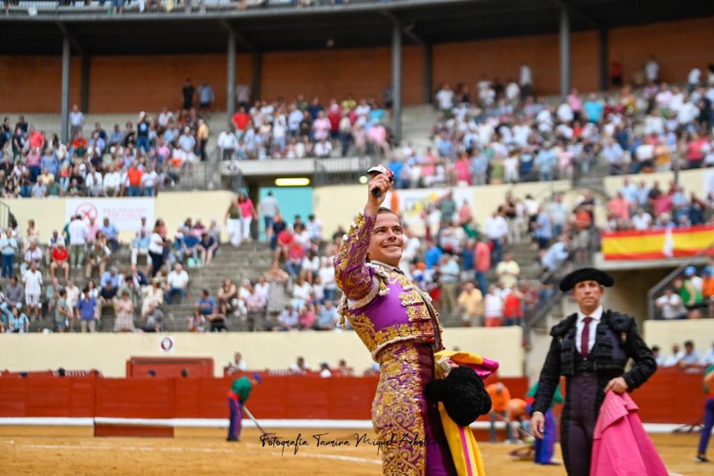 1Alcala Henares 10 - Triunfal alternativa de Víctor Hernández, en hombros con la elegancia de Javier Cortés y la entrega de El Fandi en Alcalá