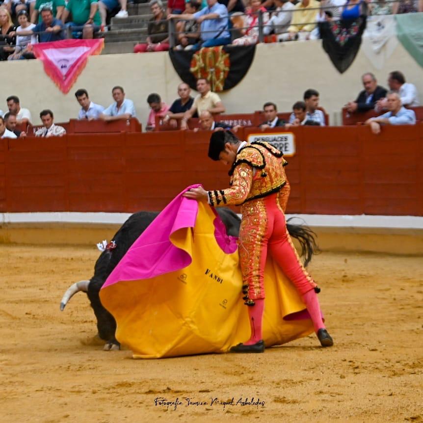 1Alcala Henares 11 - Triunfal alternativa de Víctor Hernández, en hombros con la elegancia de Javier Cortés y la entrega de El Fandi en Alcalá