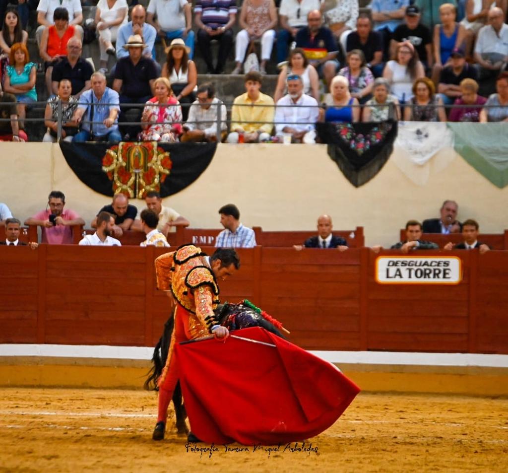 1Alcala Henares 12 - Triunfal alternativa de Víctor Hernández, en hombros con la elegancia de Javier Cortés y la entrega de El Fandi en Alcalá