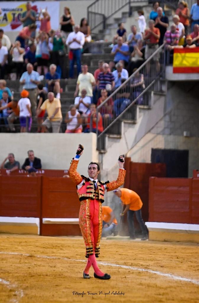 1Alcala Henares 13 - Triunfal alternativa de Víctor Hernández, en hombros con la elegancia de Javier Cortés y la entrega de El Fandi en Alcalá