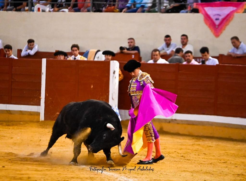 1Alcala Henares 15 - Triunfal alternativa de Víctor Hernández, en hombros con la elegancia de Javier Cortés y la entrega de El Fandi en Alcalá