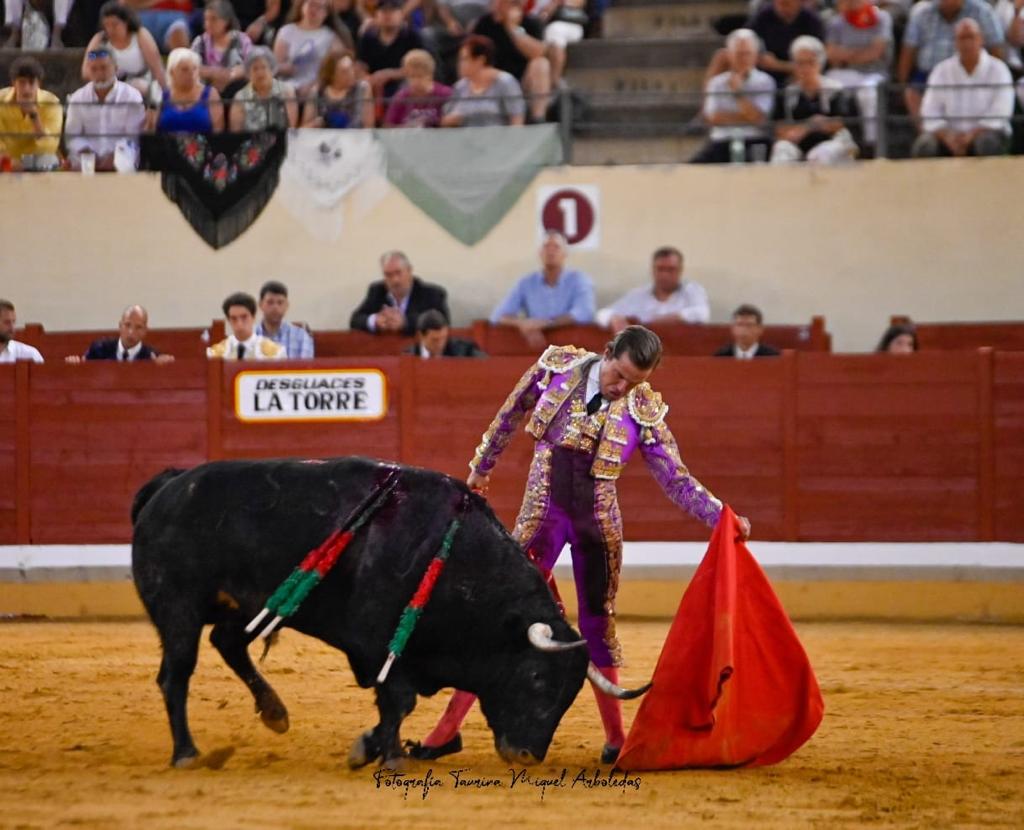 1Alcala Henares 16 - Triunfal alternativa de Víctor Hernández, en hombros con la elegancia de Javier Cortés y la entrega de El Fandi en Alcalá