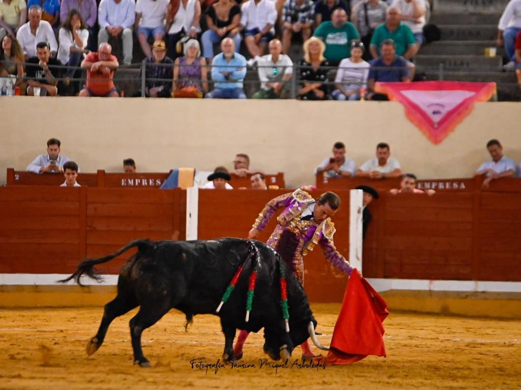 1Alcala Henares 17 - Triunfal alternativa de Víctor Hernández, en hombros con la elegancia de Javier Cortés y la entrega de El Fandi en Alcalá