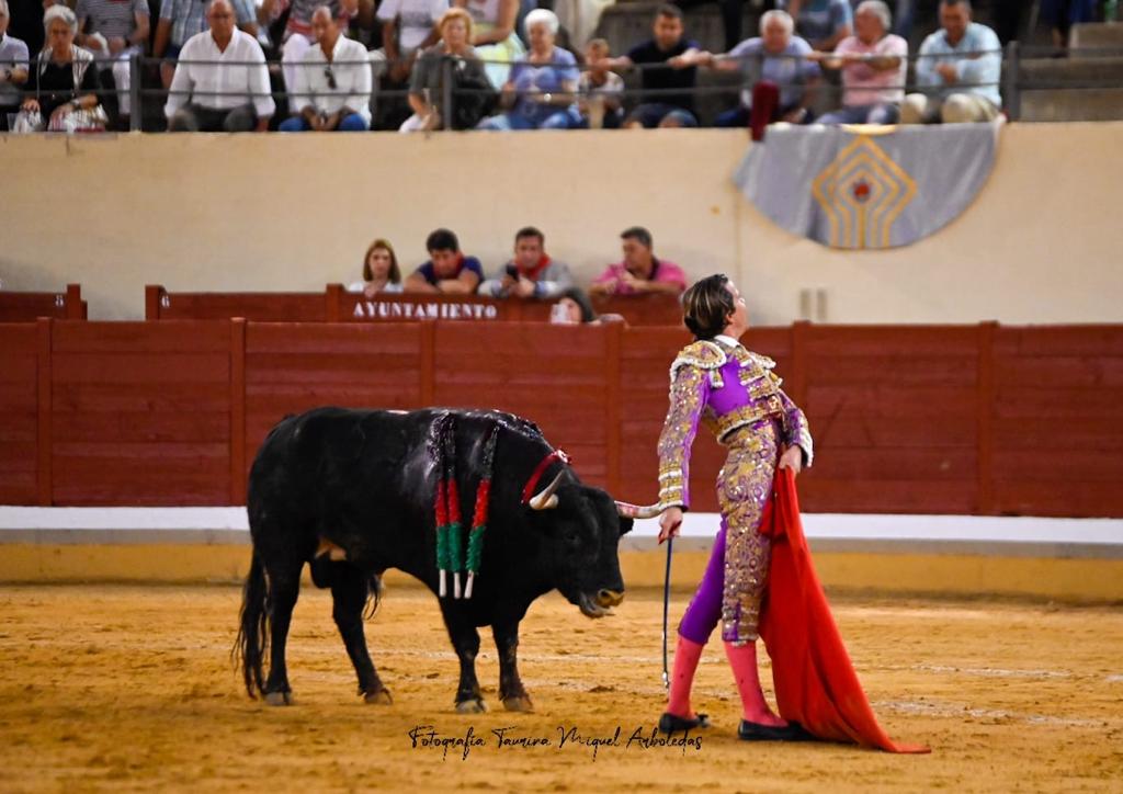 1Alcala Henares 18 - Triunfal alternativa de Víctor Hernández, en hombros con la elegancia de Javier Cortés y la entrega de El Fandi en Alcalá