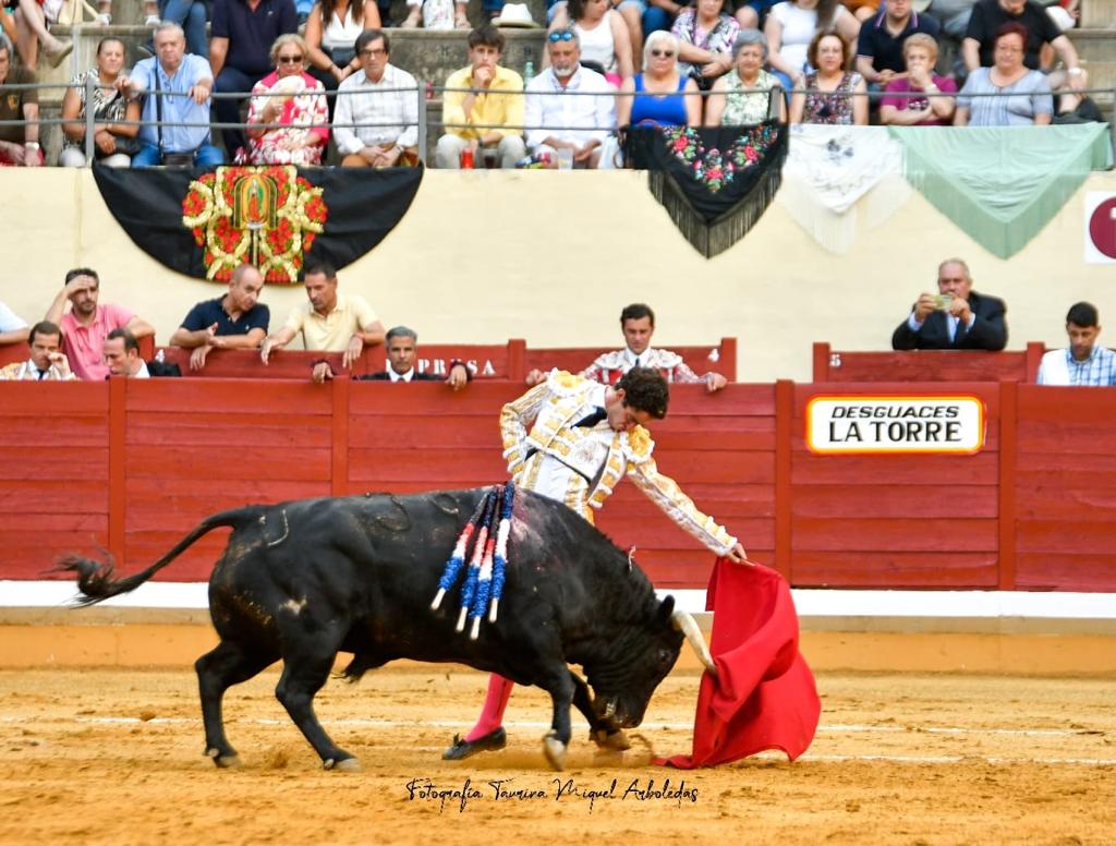 1Alcala Henares 3 - Triunfal alternativa de Víctor Hernández, en hombros con la elegancia de Javier Cortés y la entrega de El Fandi en Alcalá