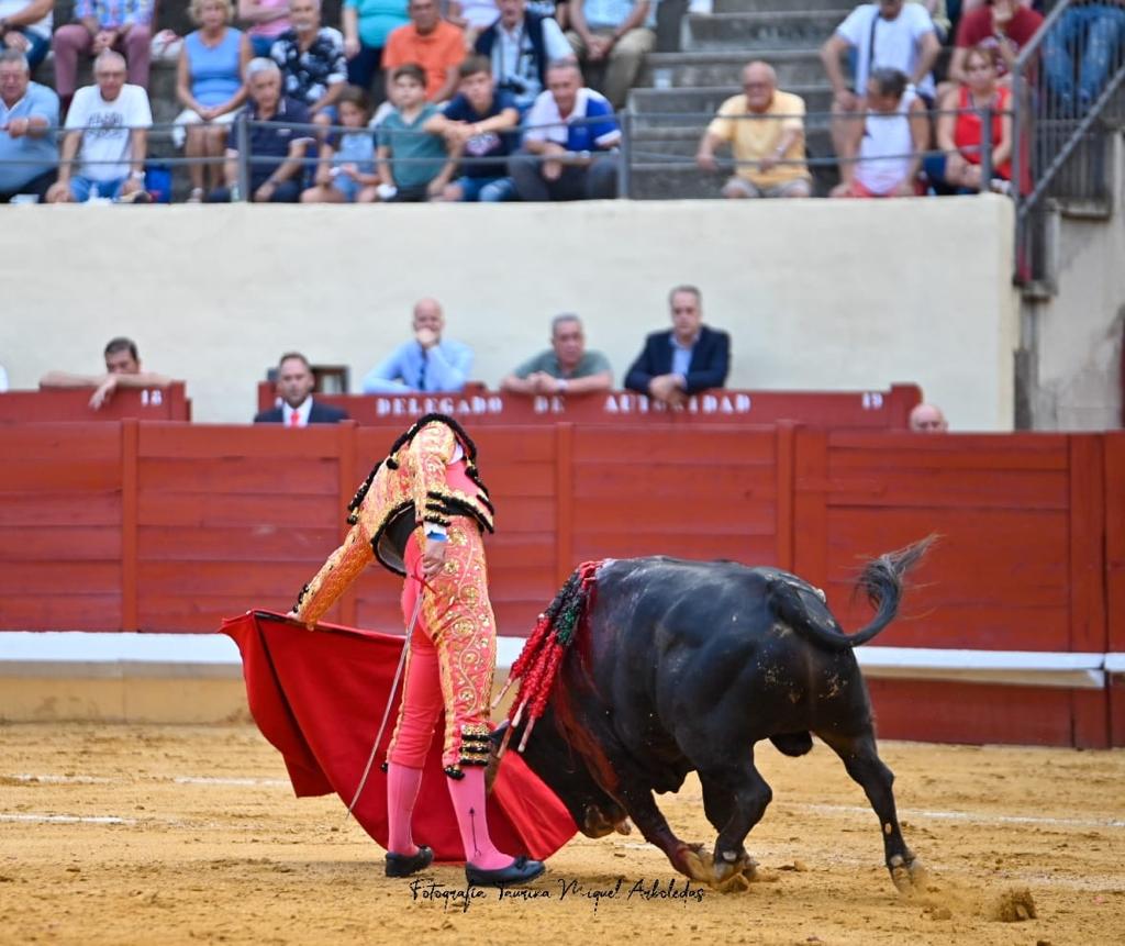 1Alcala Henares 5 - Triunfal alternativa de Víctor Hernández, en hombros con la elegancia de Javier Cortés y la entrega de El Fandi en Alcalá