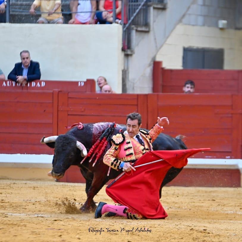 1Alcala Henares 6 - Triunfal alternativa de Víctor Hernández, en hombros con la elegancia de Javier Cortés y la entrega de El Fandi en Alcalá