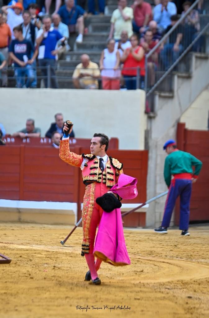 1Alcala Henares 7 - Triunfal alternativa de Víctor Hernández, en hombros con la elegancia de Javier Cortés y la entrega de El Fandi en Alcalá