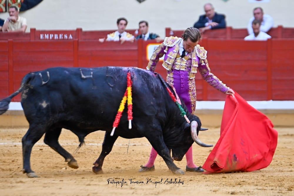 1Alcala Henares 8 - Triunfal alternativa de Víctor Hernández, en hombros con la elegancia de Javier Cortés y la entrega de El Fandi en Alcalá