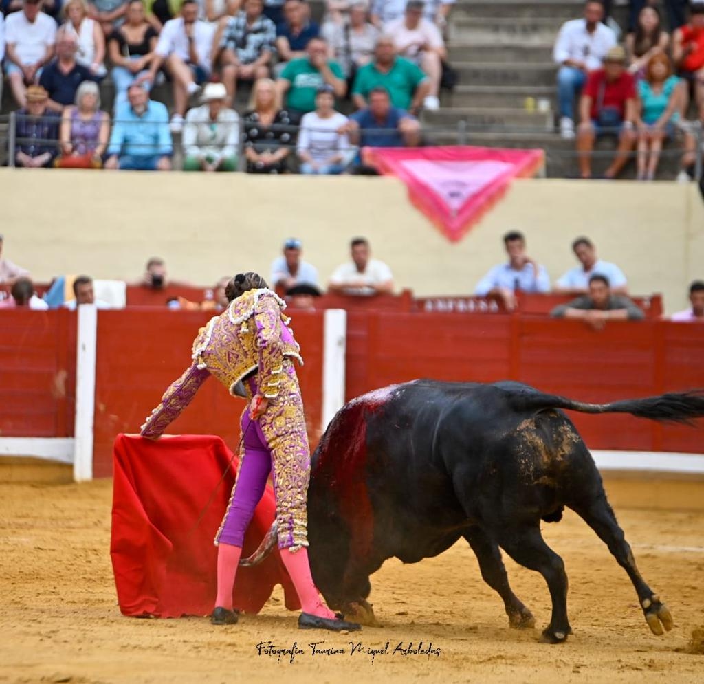 1Alcala Henares 9 - Triunfal alternativa de Víctor Hernández, en hombros con la elegancia de Javier Cortés y la entrega de El Fandi en Alcalá