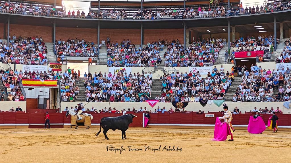 1Alcala Henares - Triunfal alternativa de Víctor Hernández, en hombros con la elegancia de Javier Cortés y la entrega de El Fandi en Alcalá