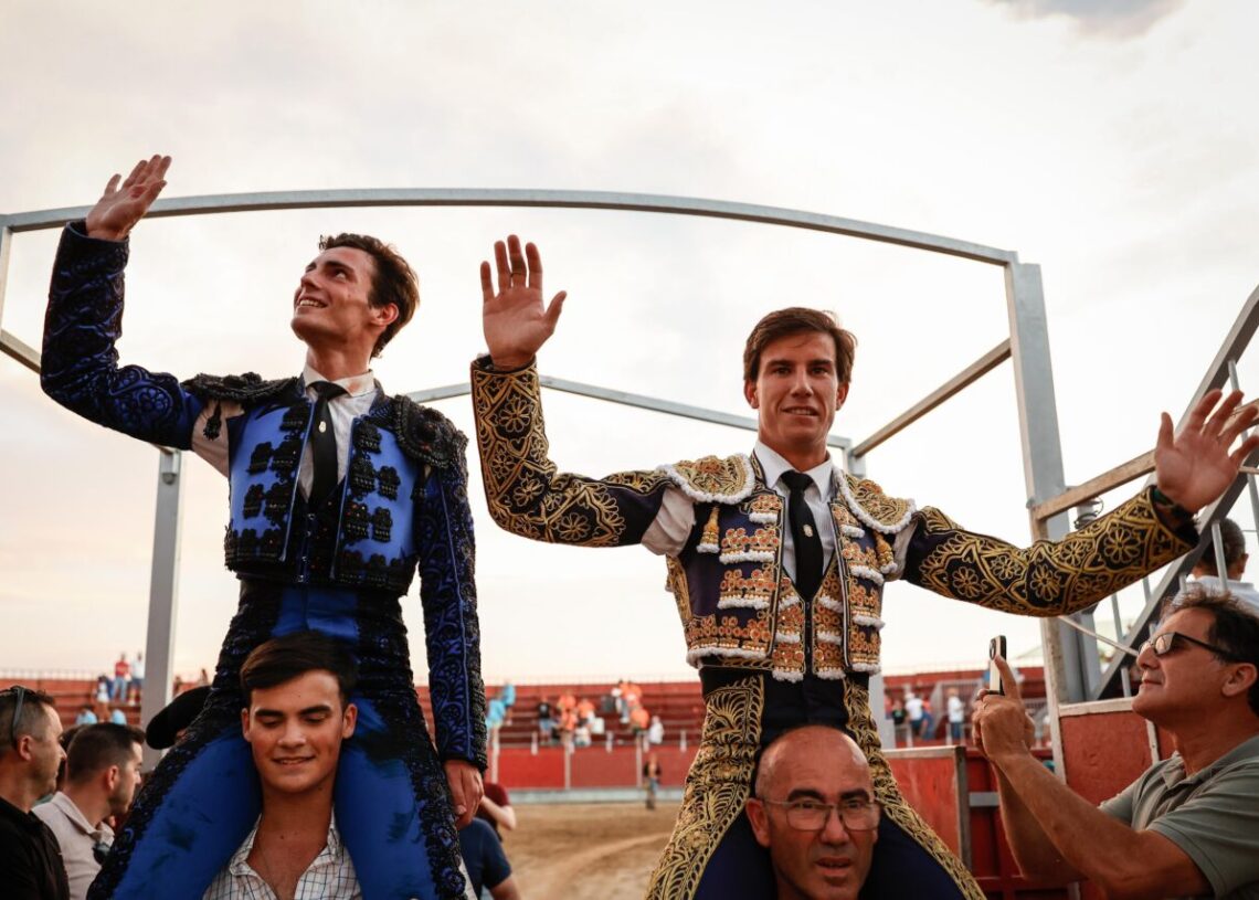 Alejandro Peñaranda y Diego Bastos, a hombros en la primera de Almorox