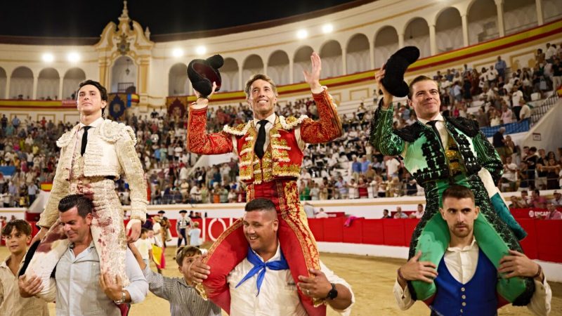 Manuel Escribano, Javier Cortés y Roca Rey, fiesta total en Melilla