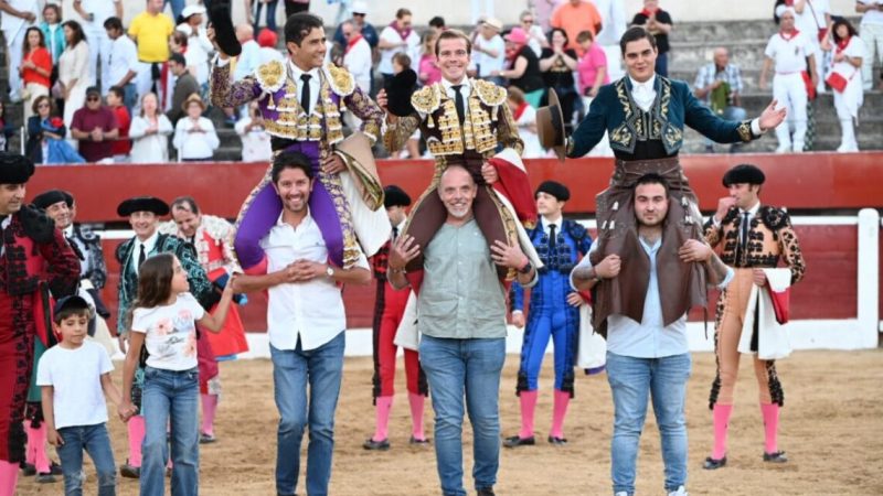 Una gran faena de Javier Cortés en Nava de la Asunción, a hombros con Joselito Adame y Sergio Pérez de Gregorio