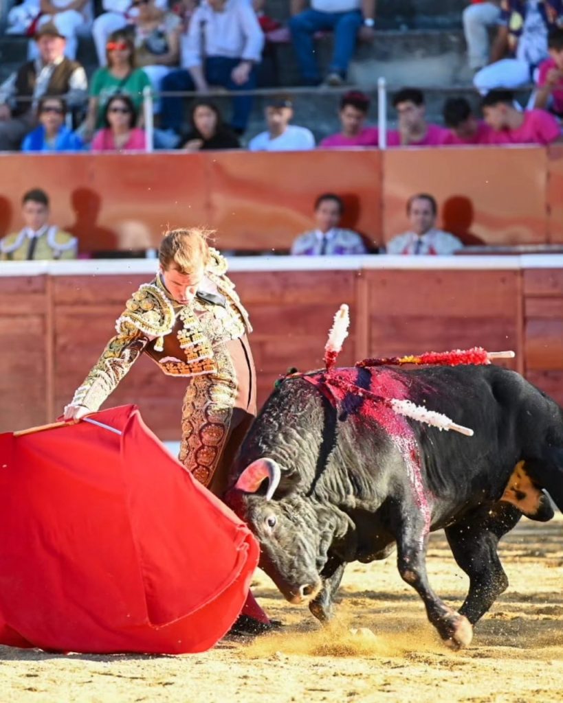 NavadelaAsuncion10 819x1024 - Una gran faena de Javier Cortés en Nava de la Asunción, a hombros con Joselito Adame y Sergio Pérez de Gregorio